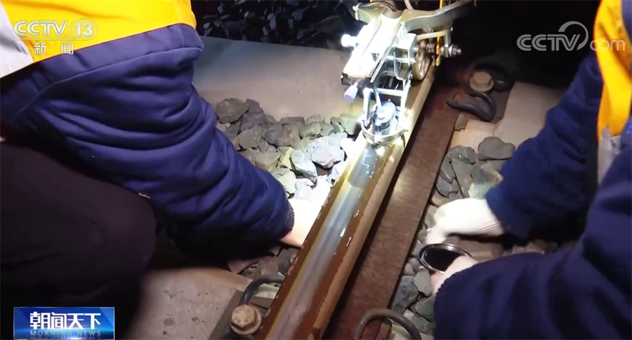 为保春运安全 高铁大桥坚守者不舍昼夜地守护着