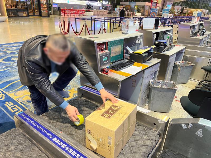 市民着急给重症家人送“救命药”却订不上机票，山航空乘帮跨省接力送达