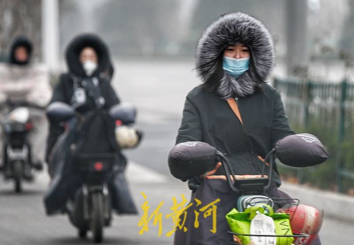 济南兔年首个寒潮来袭！市民“全副武装”出行
