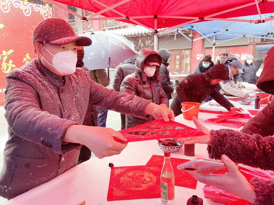 书法家现场送“福” 到英雄山文化市场逛一场“沉浸式”年集