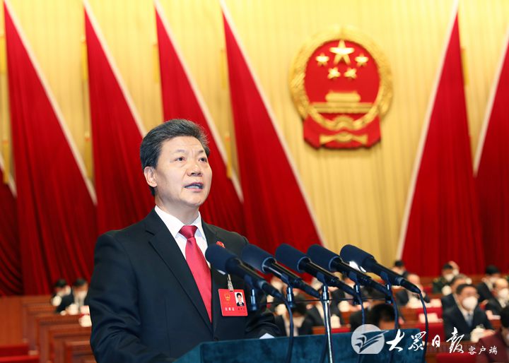 省十四届人大一次会议举行第二次全体会议