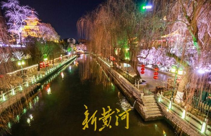 新春佳节，济南护城河畔流光溢彩