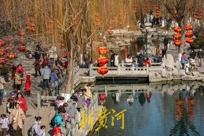 泉城气温回升 游人在美景中沐浴暖阳