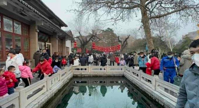 济南趵突泉花灯会开灯前，公园内人气满满