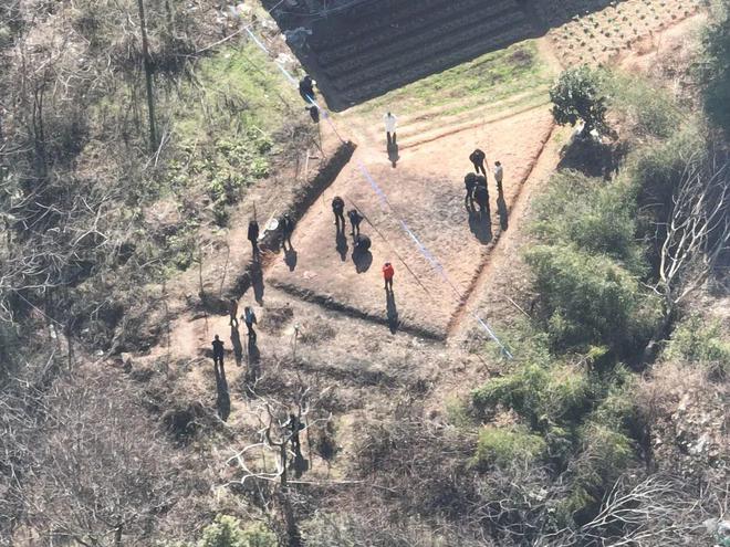 胡鑫宇家属：遗体在学校后山储粮仓库找到，衣服疑似反穿，“几乎是骸骨”
