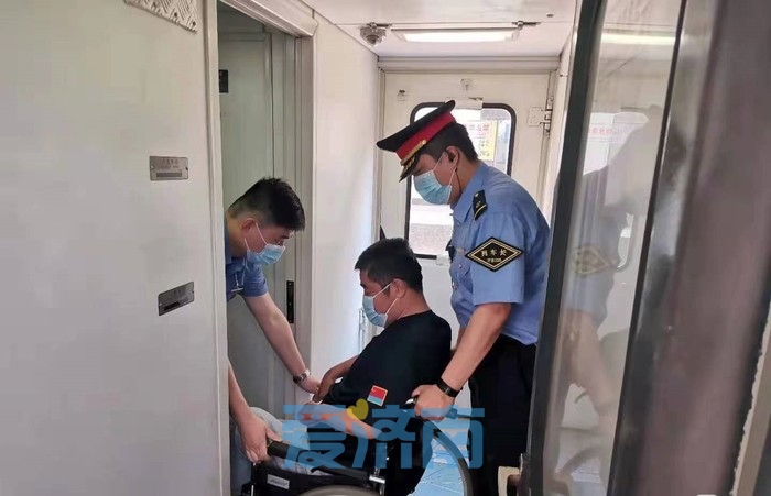 新春走基层｜铁路夫妻：车站两分钟的相会