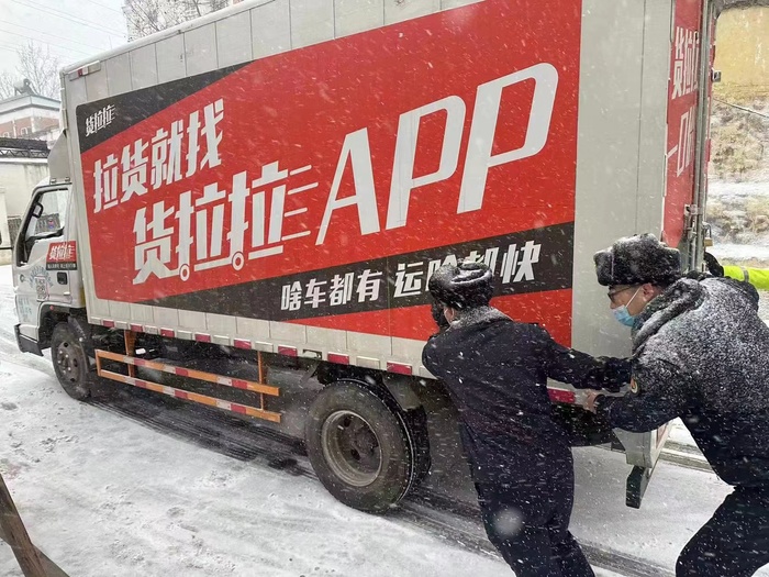 济南3万余城管工作人员全力清雪除冰，保障市民畅通出行