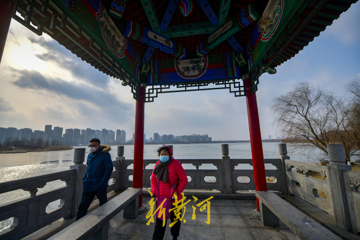 寒潮来袭飘起零星雪花 市民全副武装保暖出门