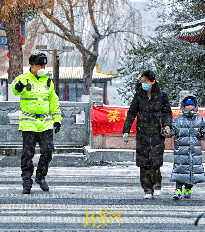 泉城迎降雪，济南交警景区值守保平安