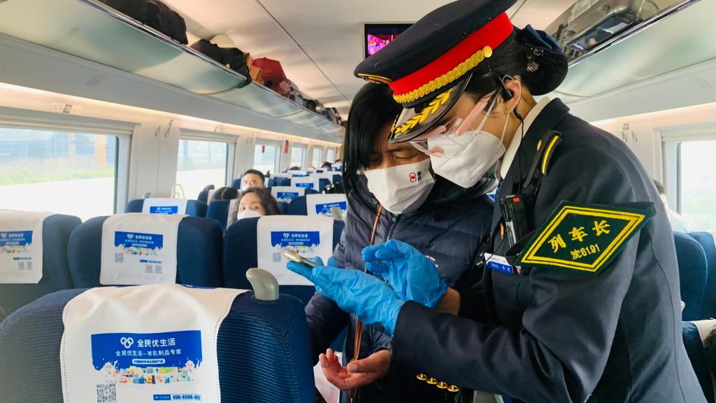 守护团圆路，他们“不回家”——春运坚守者的新春故事