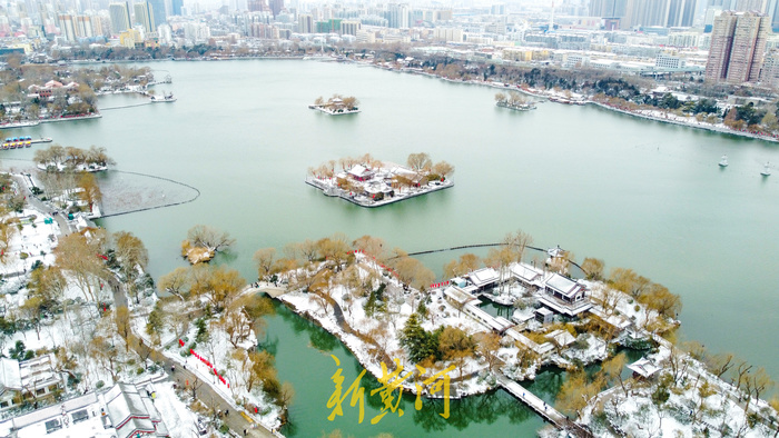 白雪映碧水 雪后大明湖披银装