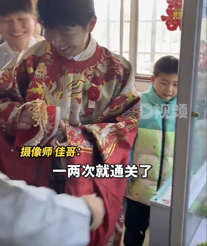 新郎从娃娃机中抓婚鞋，网友连赞有创意又文明