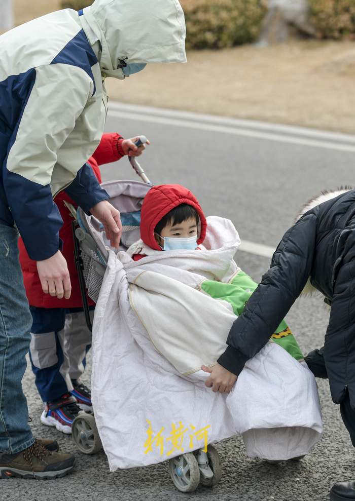 寒潮来袭飘起零星雪花 市民全副武装保暖出门