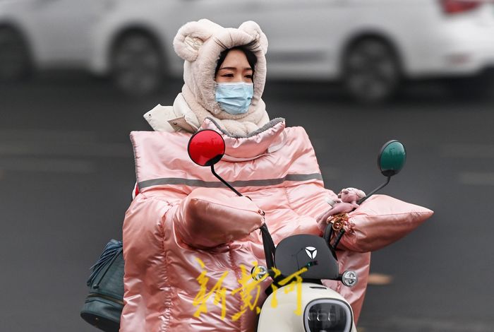 济南兔年首个寒潮来袭！市民“全副武装”出行