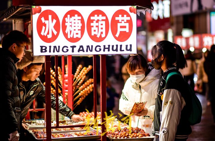 春节美食街袅袅烟火 “吃货”闻香而来