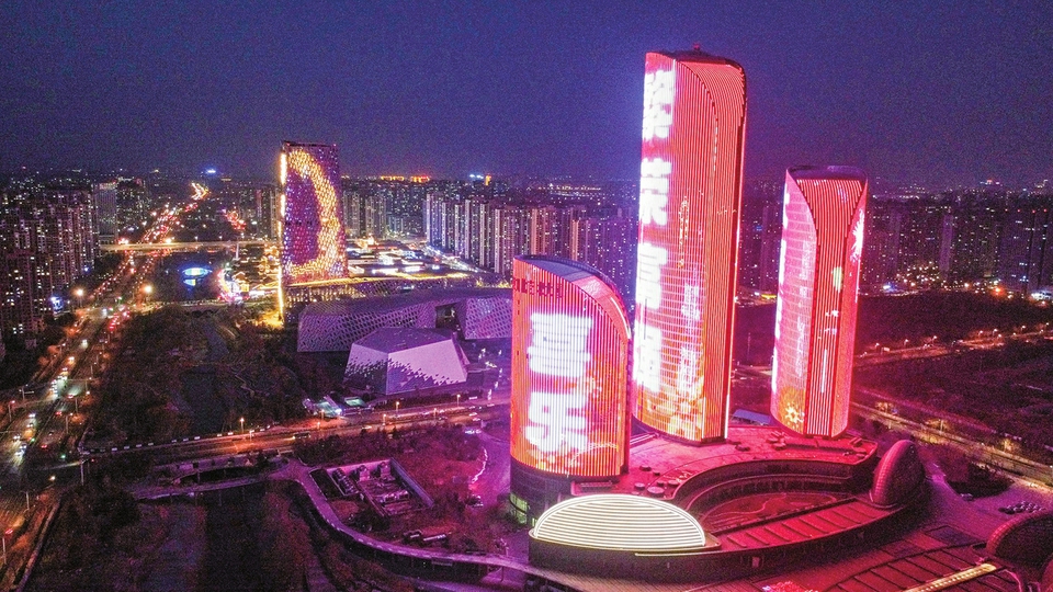 济南：炫彩灯光秀 喜迎新春来  