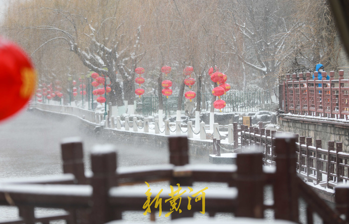 红灯笼点缀年味儿浓，济南护城河雪后美如画