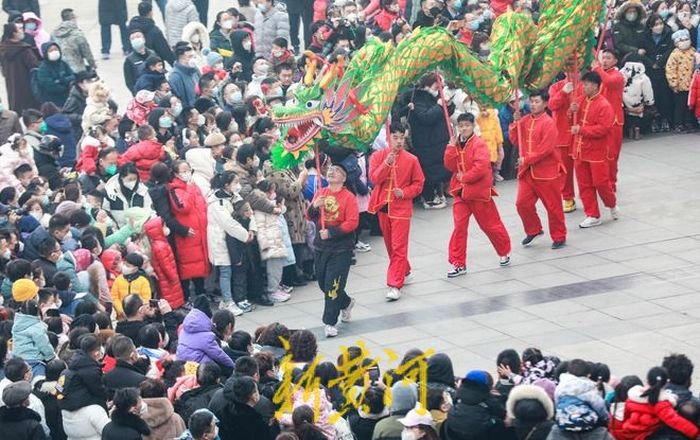 泉城街头年味浓，舞龙表演与你共度春节