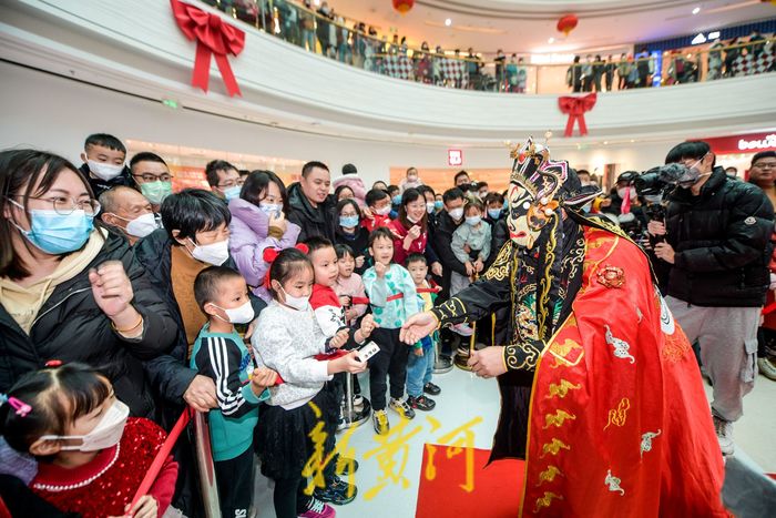 新春展演非遗川剧变脸 拉满过年氛围感