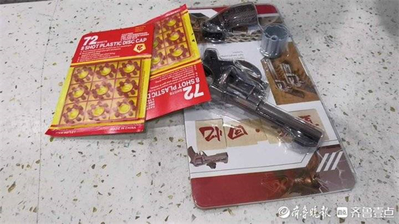安检员每天走上万步查违禁品，记者蹲点春运期间的火车站安检处