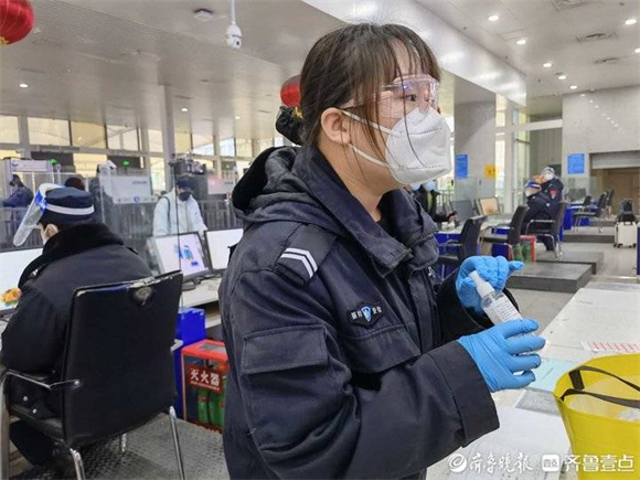 安检员每天走上万步查违禁品，记者蹲点春运期间的火车站安检处