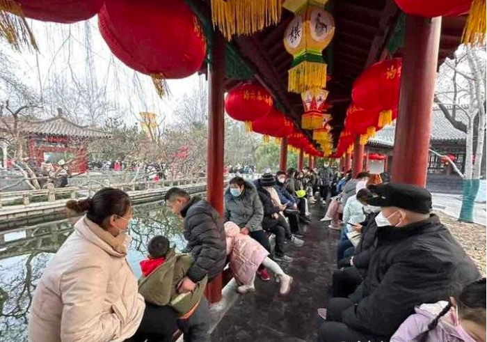 济南趵突泉花灯会开灯前，公园内人气满满