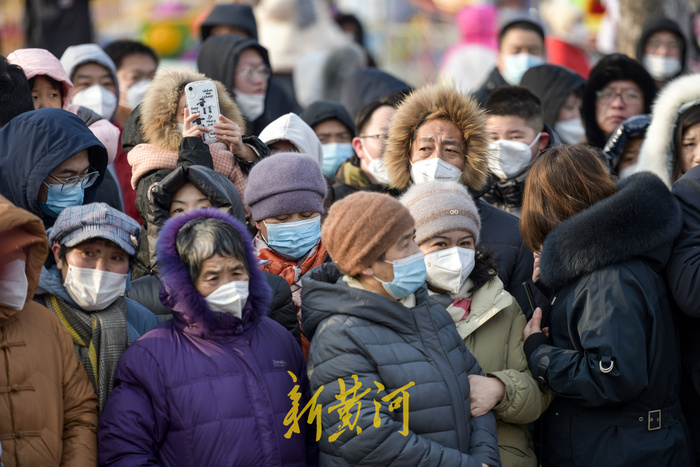 寒潮来袭飘起零星雪花 市民全副武装保暖出门