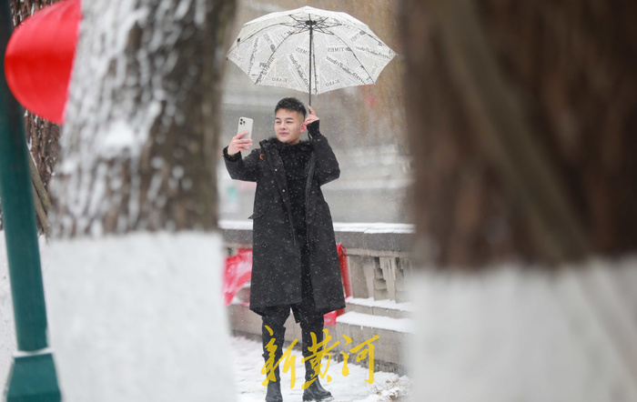 红灯笼点缀年味儿浓，济南护城河雪后美如画