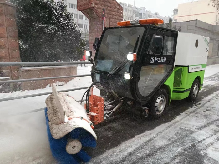 济南3万余城管工作人员全力清雪除冰，保障市民畅通出行