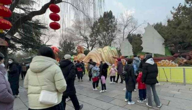 济南趵突泉花灯会开灯前，公园内人气满满