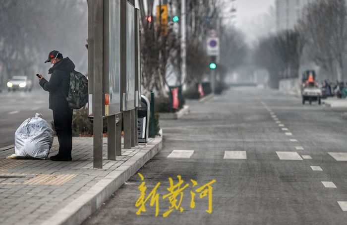 济南兔年首个寒潮来袭！市民“全副武装”出行