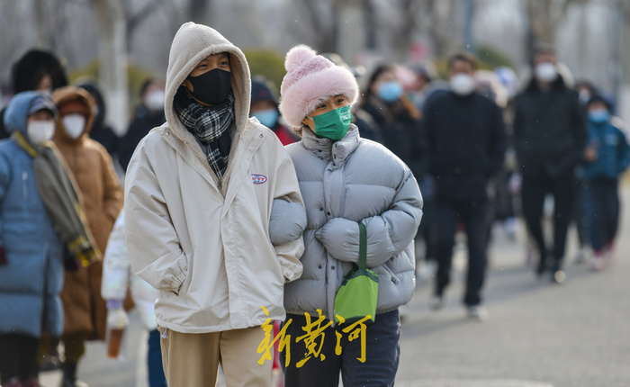 寒潮来袭飘起零星雪花 市民全副武装保暖出门
