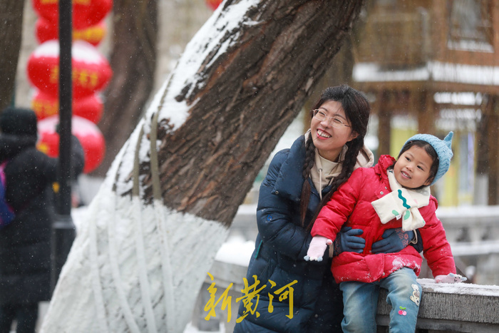 红灯笼点缀年味儿浓，济南护城河雪后美如画