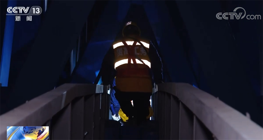 为保春运安全 高铁大桥坚守者不舍昼夜地守护着