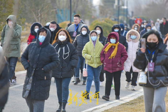 寒潮来袭飘起零星雪花 市民全副武装保暖出门