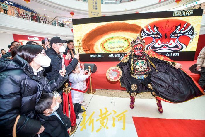 新春展演非遗川剧变脸 拉满过年氛围感