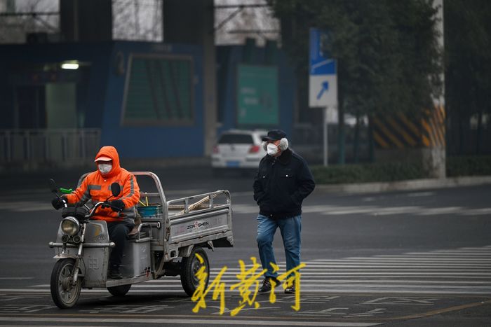 济南兔年首个寒潮来袭！市民“全副武装”出行