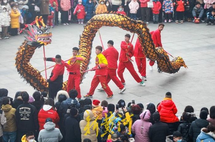 泉城街头年味浓，舞龙表演与你共度春节