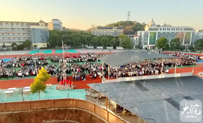 胡鑫宇家属：遗体在学校后山储粮仓库找到，衣服疑似反穿，“几乎是骸骨”