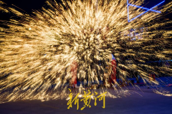 千年非遗绝技打铁花 流光溢彩贺新春
