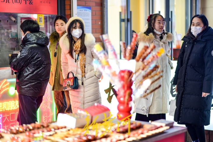 春节美食街袅袅烟火 “吃货”闻香而来