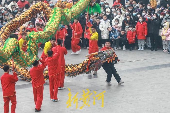 泉城街头年味浓，舞龙表演与你共度春节