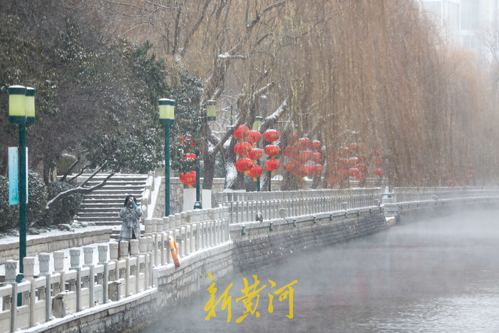 红灯笼点缀年味儿浓，济南护城河雪后美如画