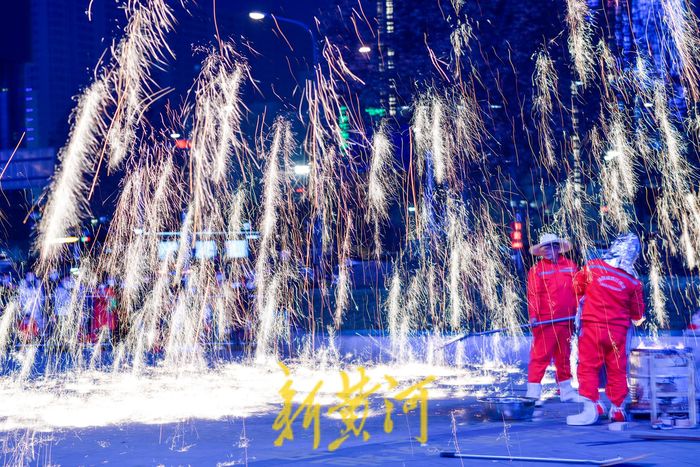 千年非遗绝技打铁花 流光溢彩贺新春