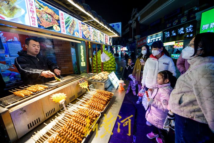 春节美食街袅袅烟火 “吃货”闻香而来
