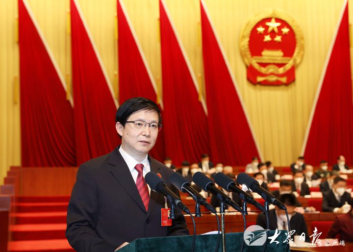 省十四届人大一次会议举行第二次全体会议