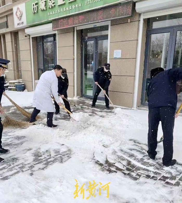 “全民参与各扫门前雪”:看济南别样“雪景”