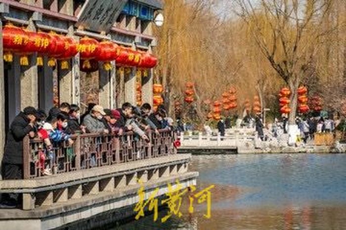 泉城气温回升 游人在美景中沐浴暖阳