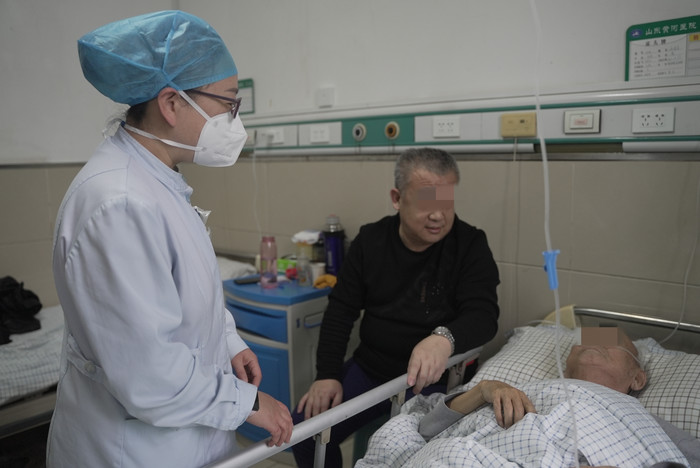 敢打“苦仗硬仗”，全力保障重症患者救治——部分驻济医院一线救治纪实