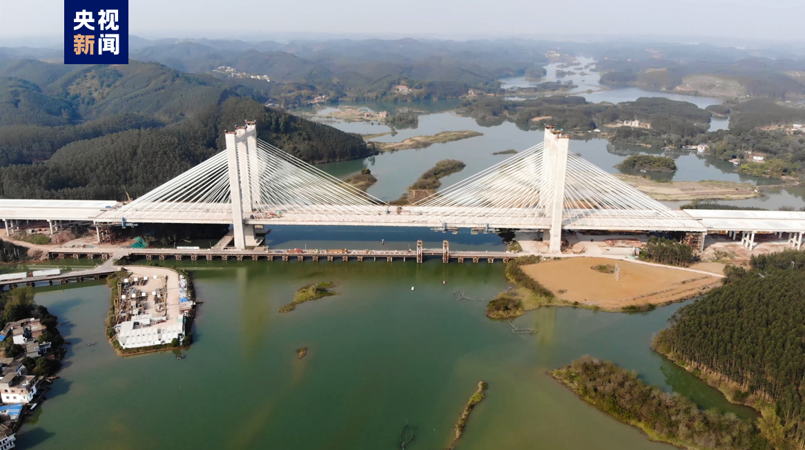 广西南横高速沙坪河特大桥顺利合龙